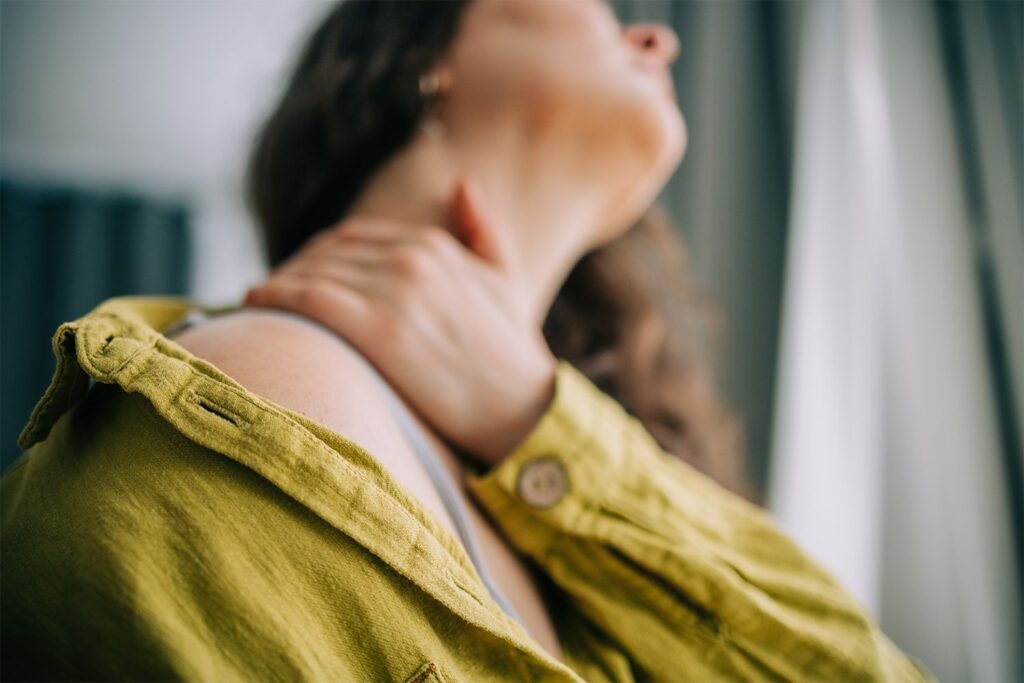 A Chiropractor Recommends Restcloud’s  Neck Stretcher