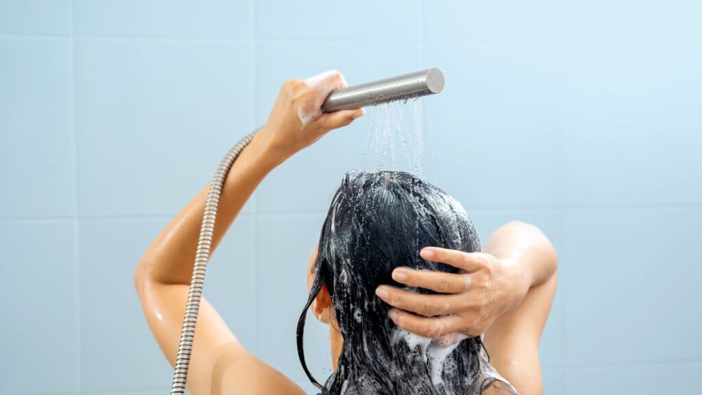 What’s the Best Way to Wash Your Hair if You Have Scalp Psoriasis?