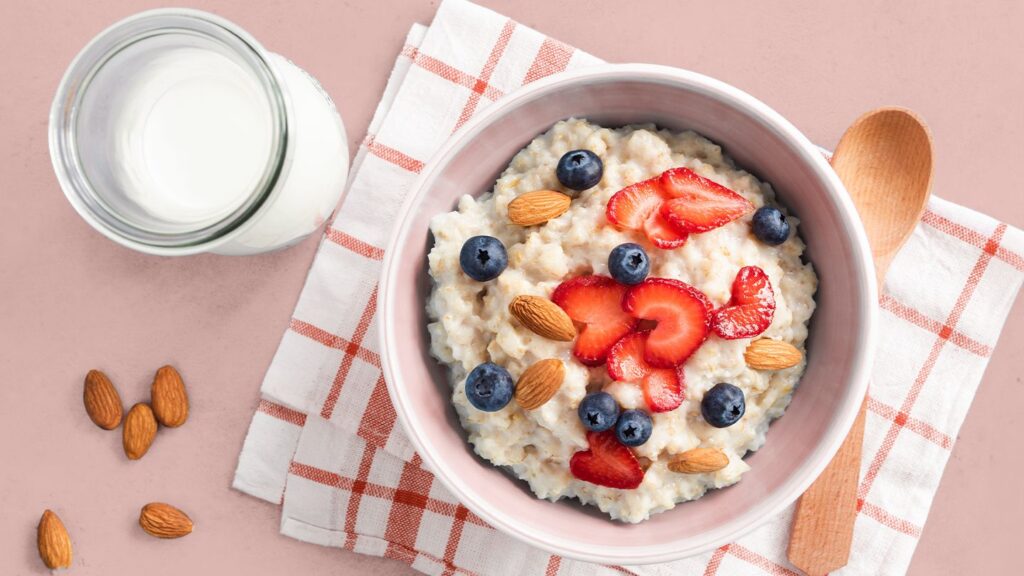 How to Gain Weight by Eating Oatmeal and Drinking Milk