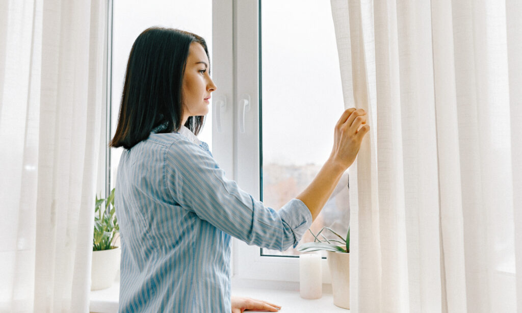 5 Daily Habits That Help Curb Late-Night Cravings, According To RDs