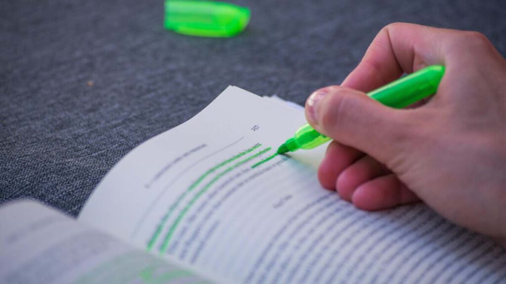 Use ‘Close Reading’ to Retain Every Detail When You Study