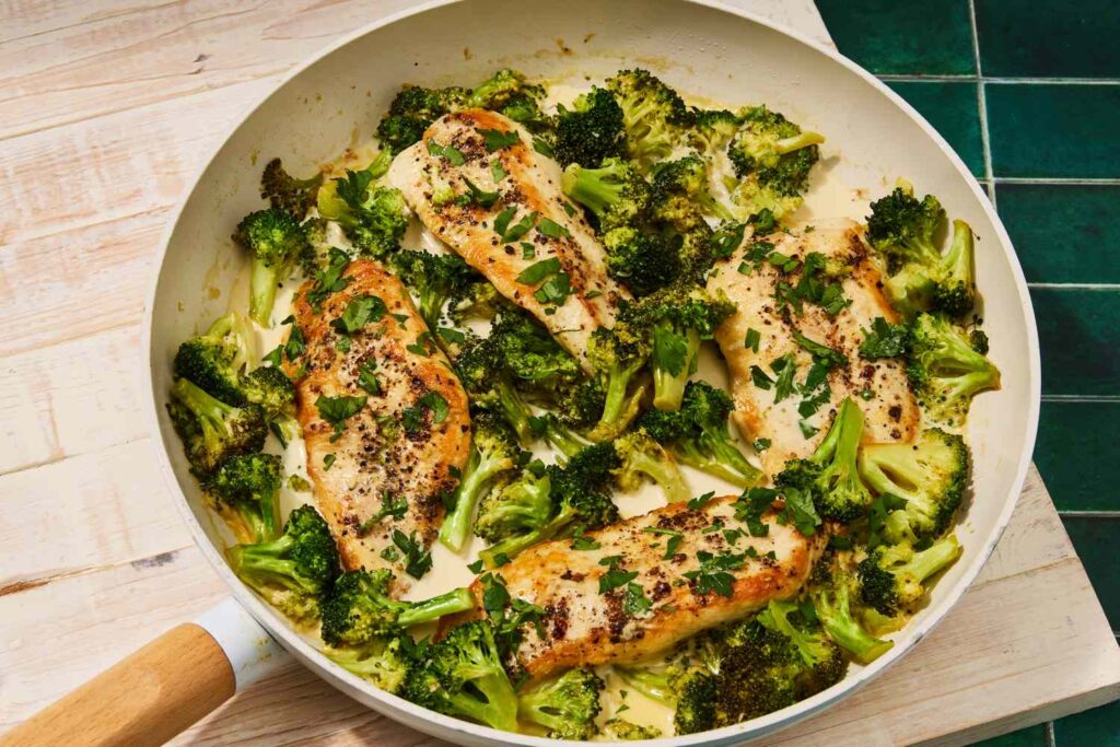 Creamy Garlic Chicken & Broccoli Skillet Creamy Garlic Chicken & Broccoli Skillet