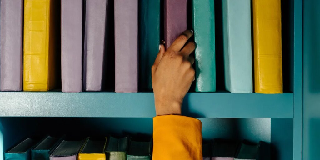 How the ‘Friendship Shelf’ Theory Can Help You Identify Toxic Friends