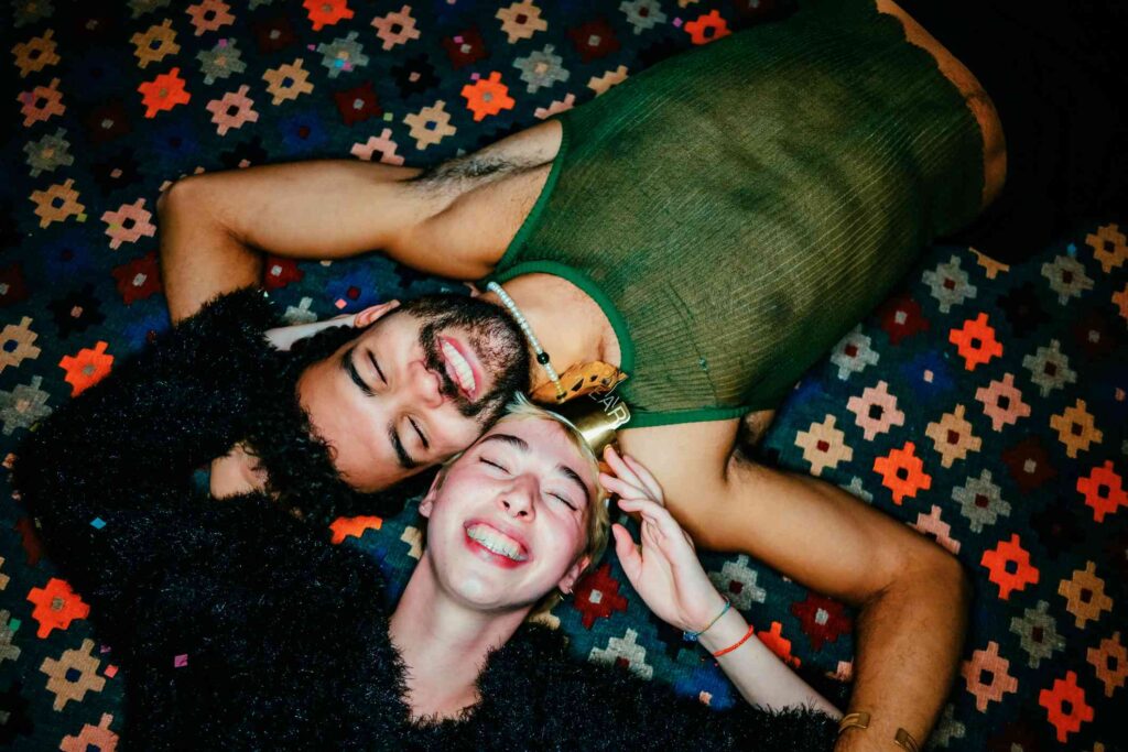 How to Be a Better Friend, According to Therapists