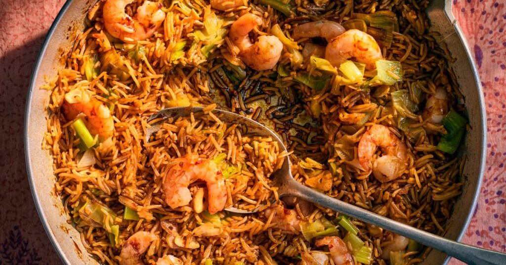 Garlicky leek & prawn rice